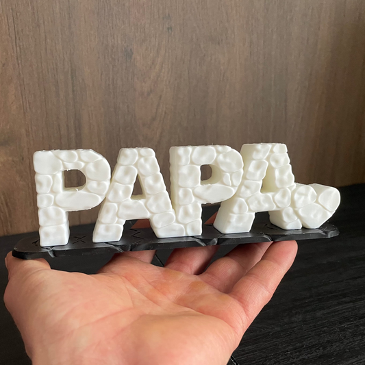 3D-gedruckter Schriftzug „PAPA" in Weiß mit Stein-Optik-Textur, Größenvergleich in Hand, Tischdeko oder Geschenk für Papa, von 3DruckAS