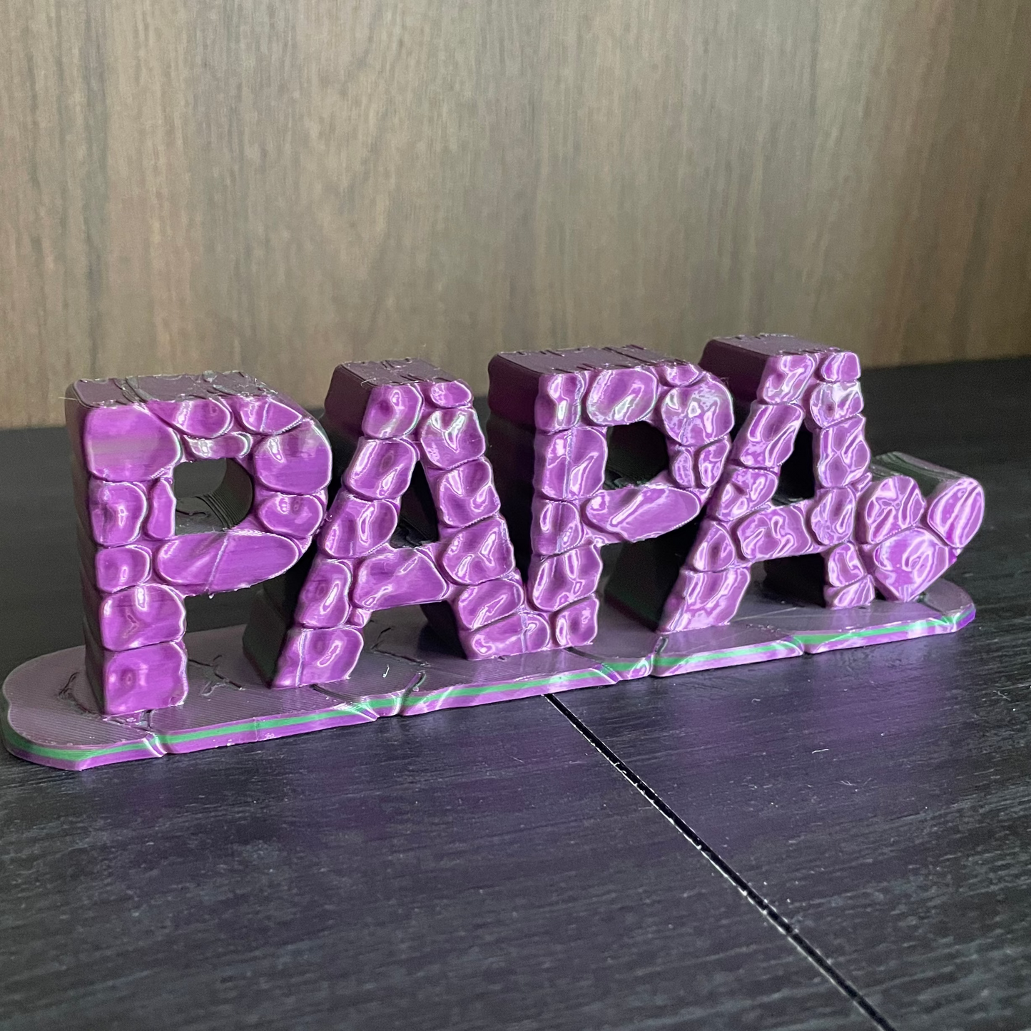 3D-gedruckter Schriftzug „PAPA" in Violett mit Stein-Optik-Textur