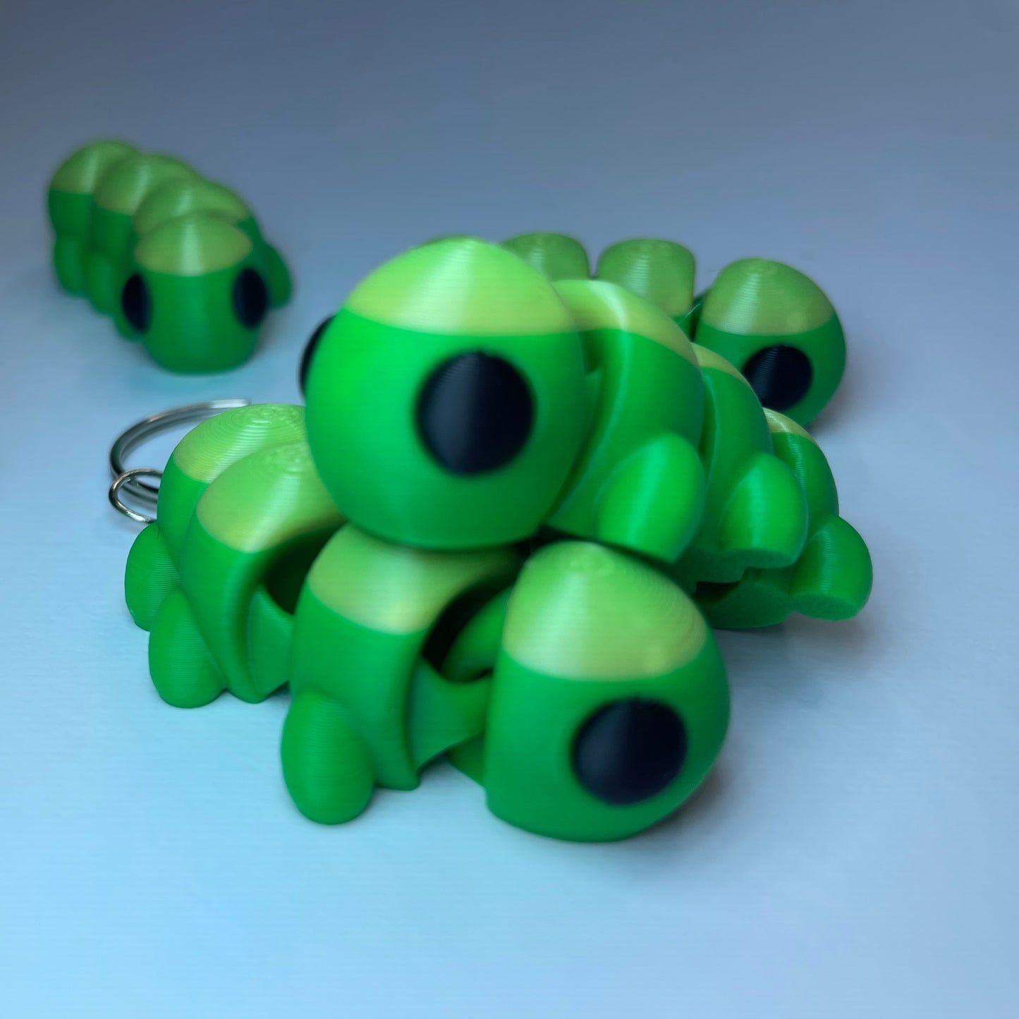 Bewegliche Mini-Raupe Raupy – Schlüsselanhänger aus PLA, originelles Geschenk für Naturfreunde.