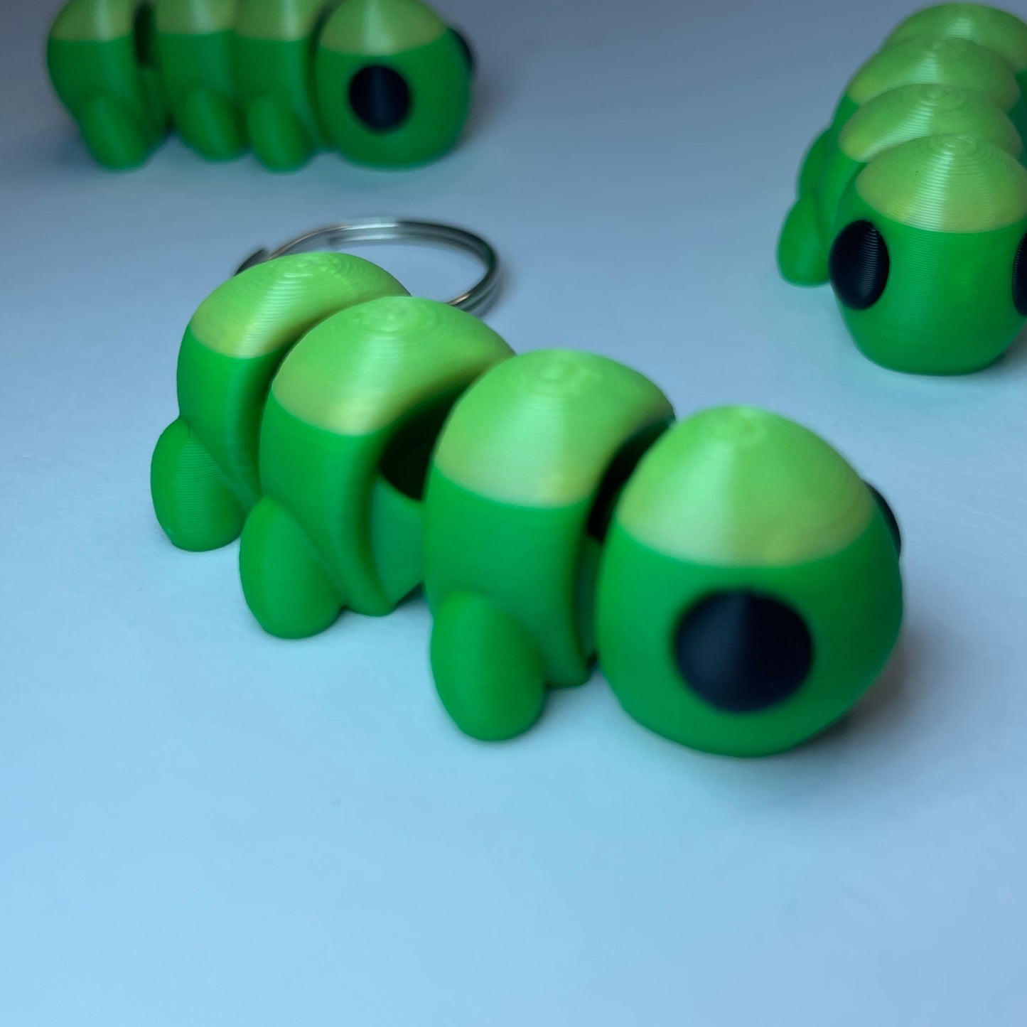 Flexi-Raupe Raupy als Schlüsselanhänger – 3D-gedruckt aus PLA, gefertigt im Allgäu.