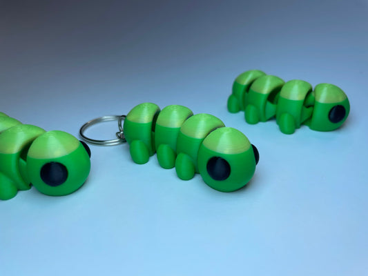 Grüner Raupen-Schlüsselanhänger Raupy, 3D-Druck aus PLA mit flexiblen Segmenten.