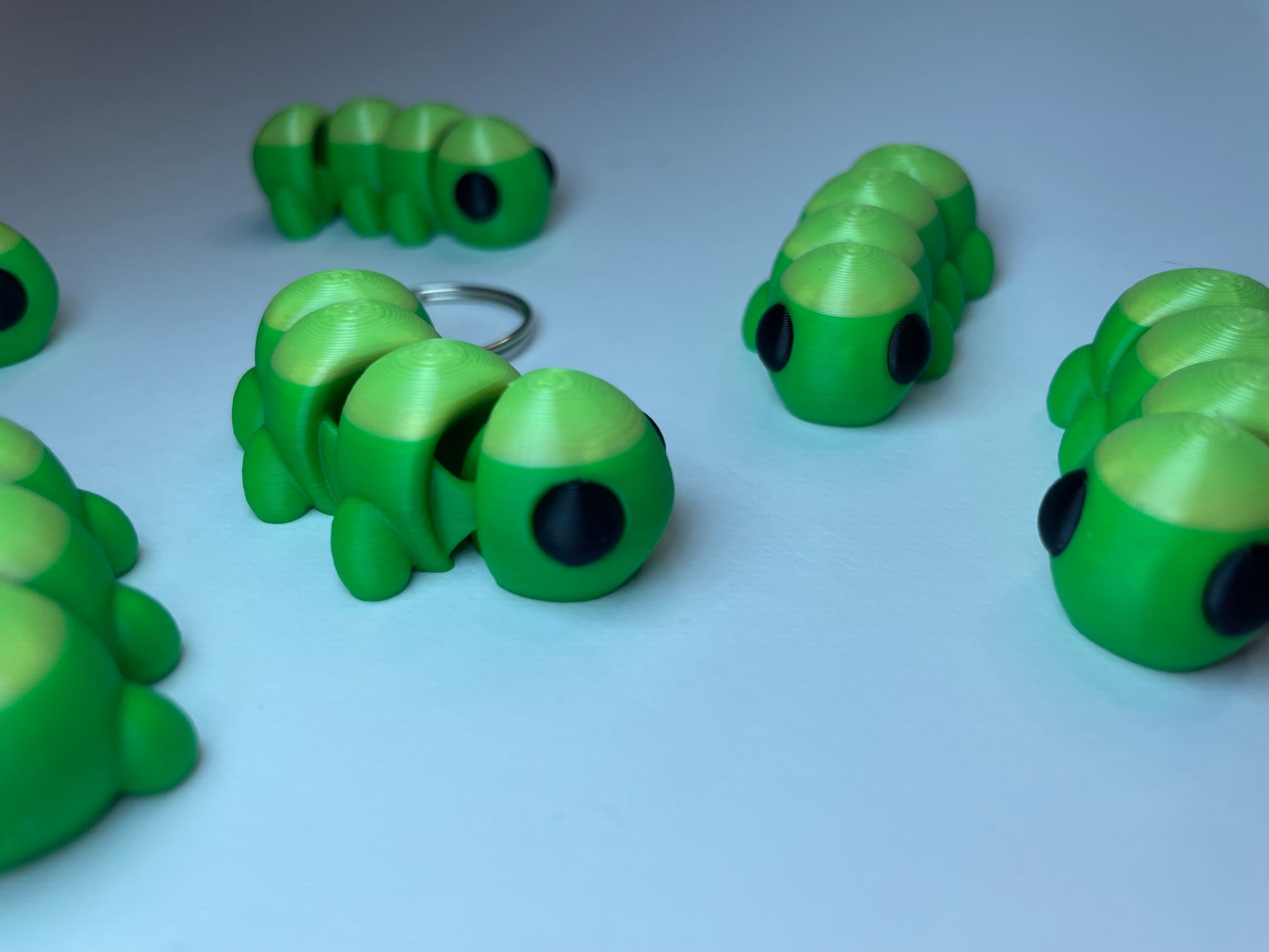 Niedlicher Flexi-Schlüsselanhänger in Form einer Raupe – Modell Raupy, 3D-gedruckt & dekorativ.