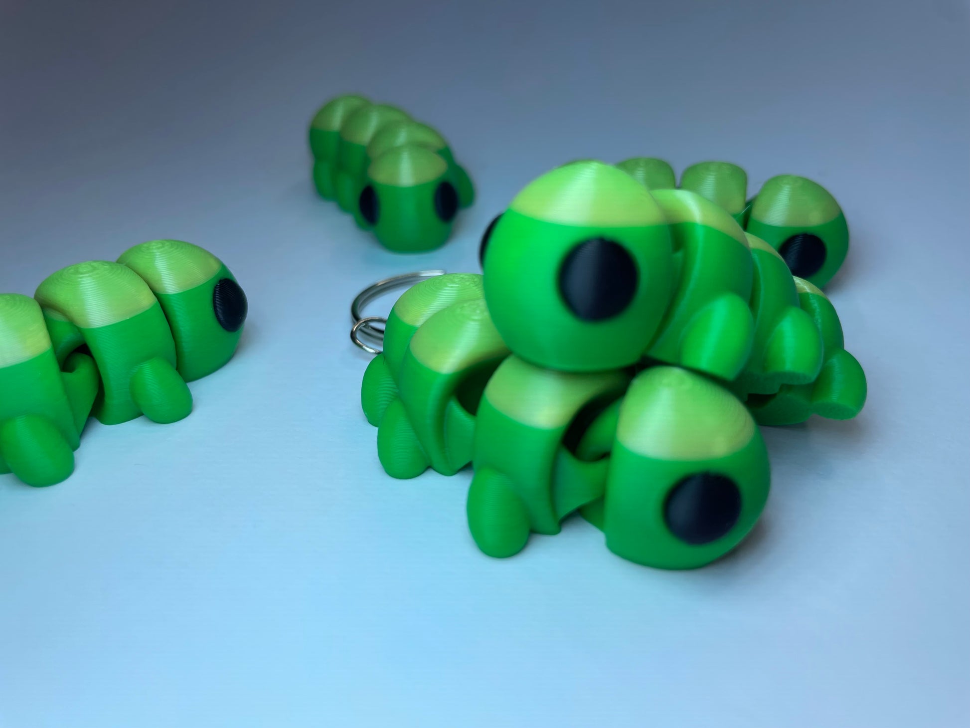 Bewegliche Mini-Raupe Raupy – Schlüsselanhänger aus PLA, originelles Geschenk für Naturfreunde.