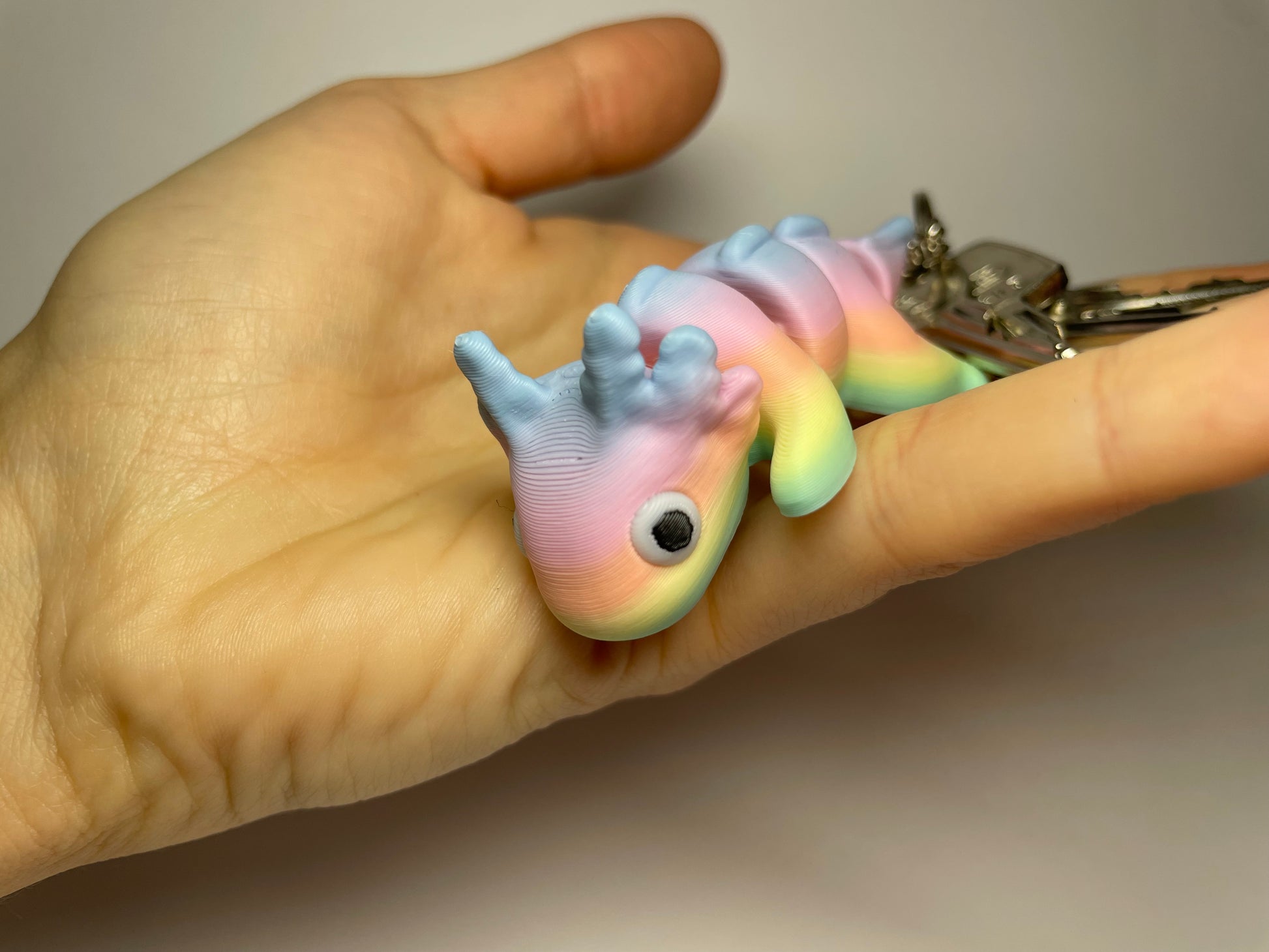 Pastellfarbener Axolotl Schlüsselanhänger Stella mit flexiblem Design