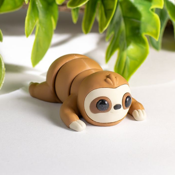 Flexi-Faultier Momo – 3D-gedruckter Schlüsselanhänger aus PLA, beweglich (braun)