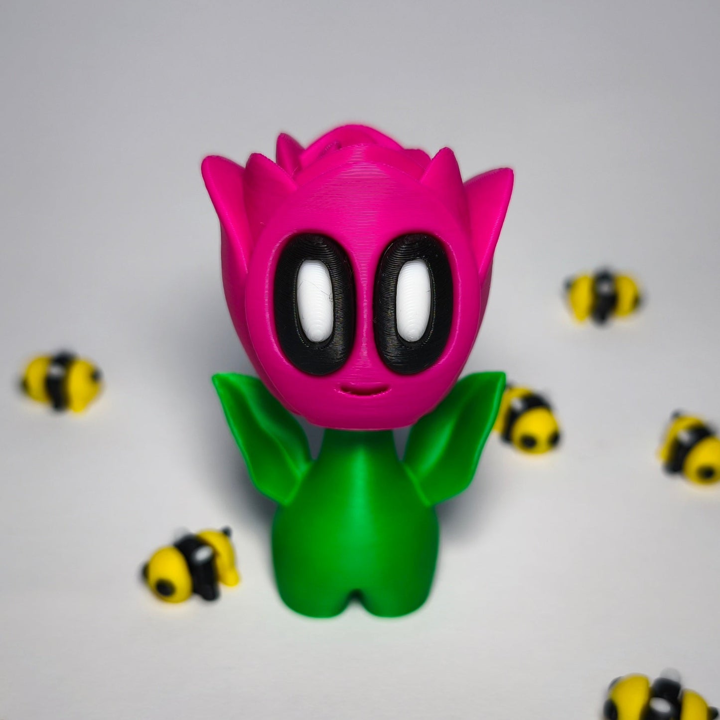 magenta 3D-gedruckte Rosenblüte ‚Rosi‘ mit Gesicht als Dekofigur aus PLA