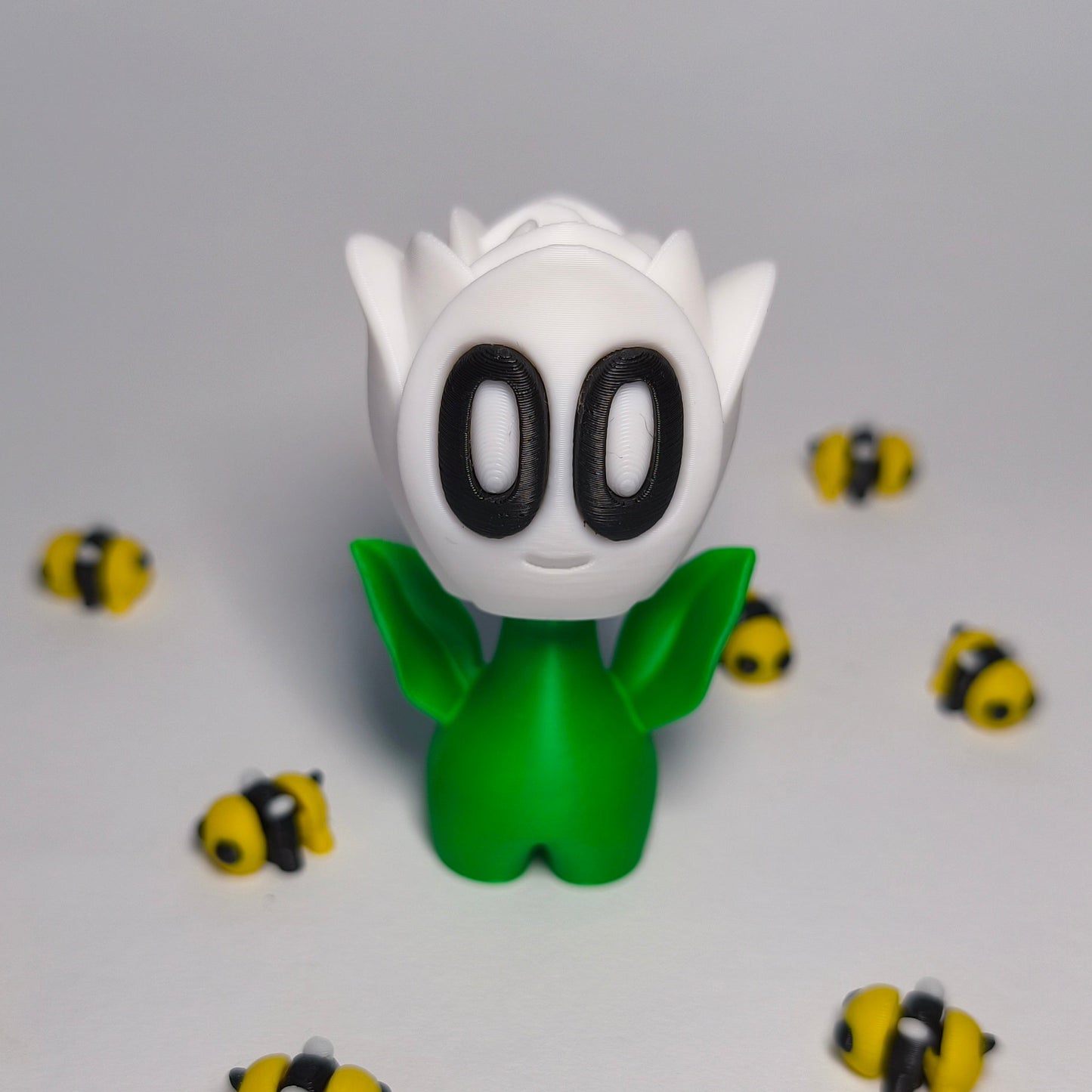 weiß 3D-gedruckte Rosenblüte ‚Rosi‘ mit Gesicht als Dekofigur aus PLA