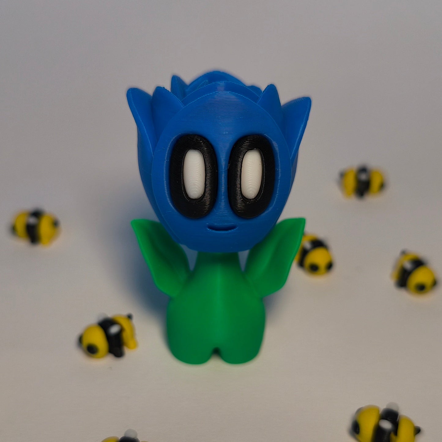 blau 3D-gedruckte Rosenblüte ‚Rosi‘ mit Gesicht als Dekofigur aus PLA