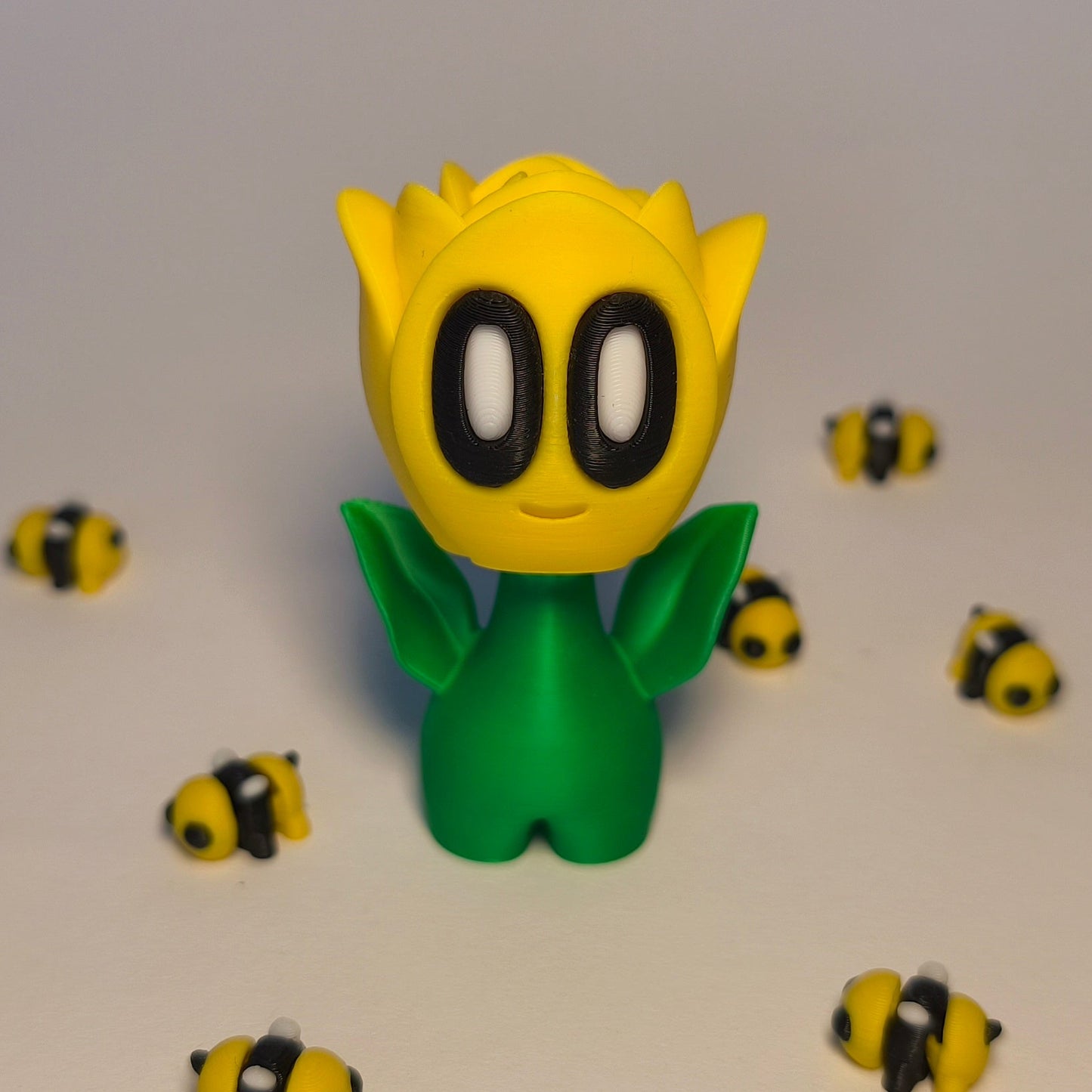 gelb 3D-gedruckte Rosenblüte ‚Rosi‘ mit Gesicht als Dekofigur aus PLA