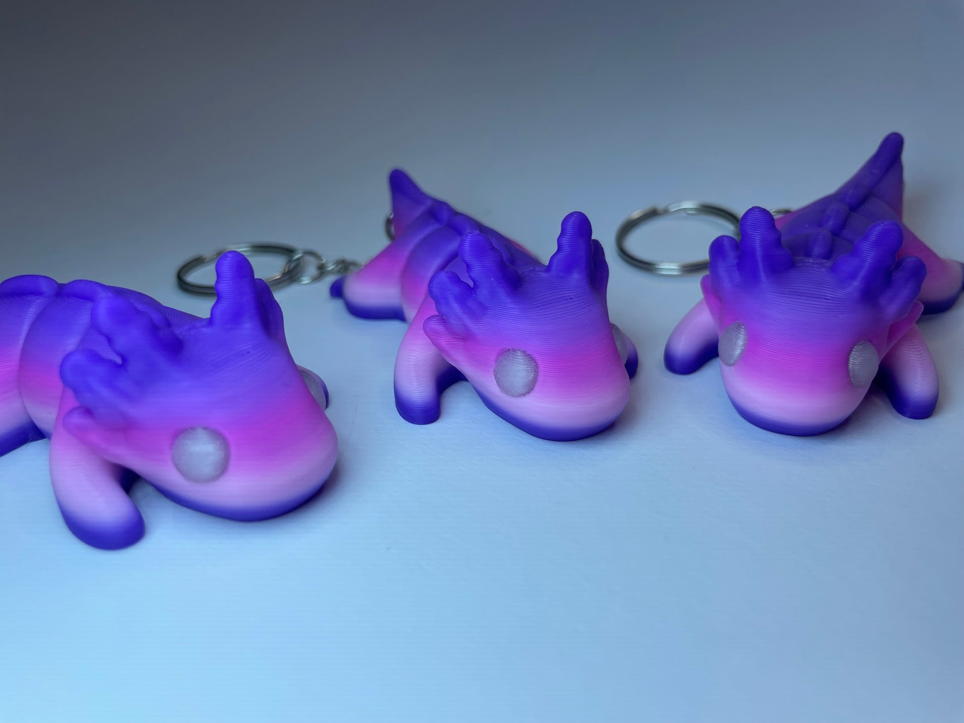Schlüsselanhänger Saphira – Axolotl in Lila-Pink, flexibles PLA-Design, originelles Geschenk.