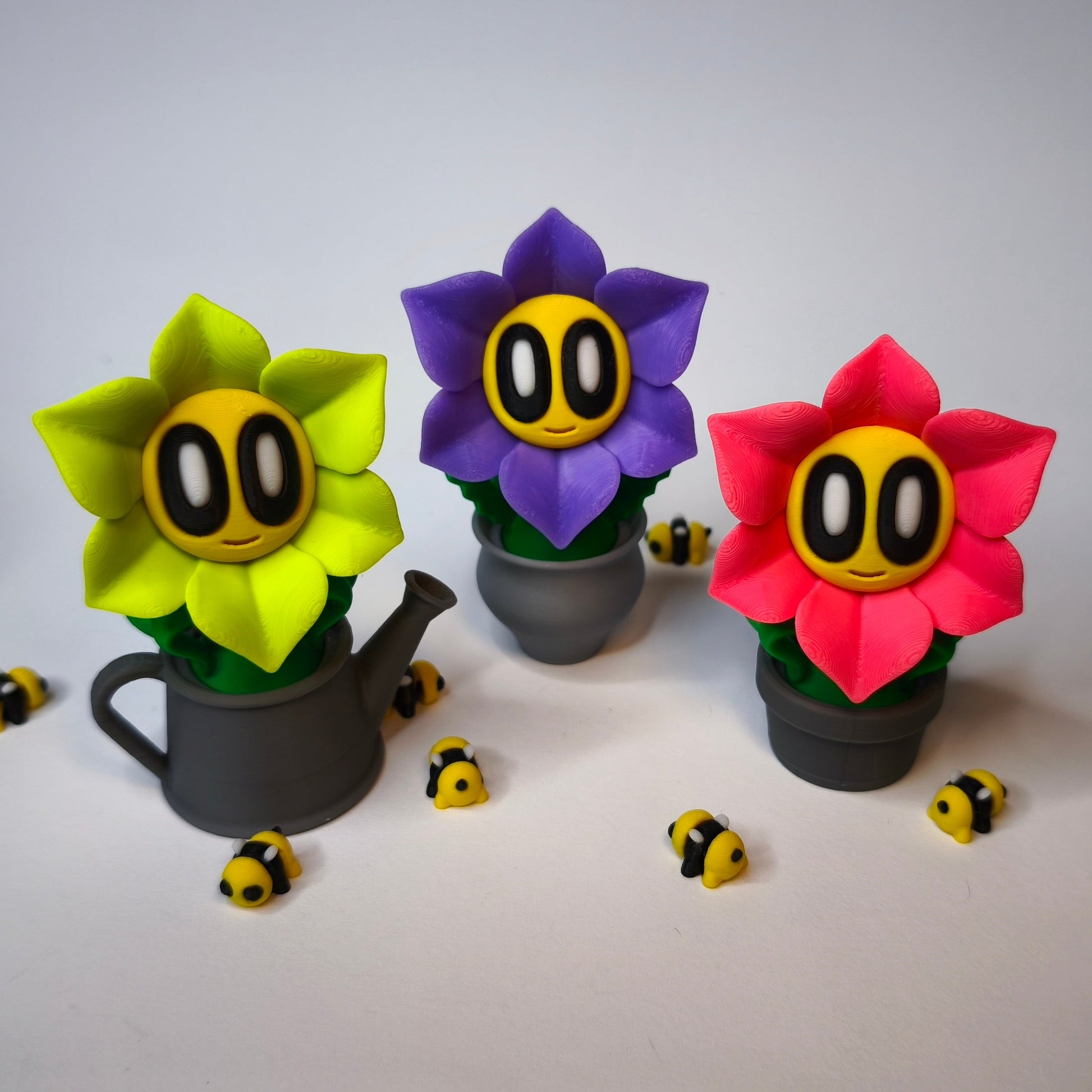 3D-gedruckte  Blumen mit Gesicht als Dekofigur in verschiedenen Farben