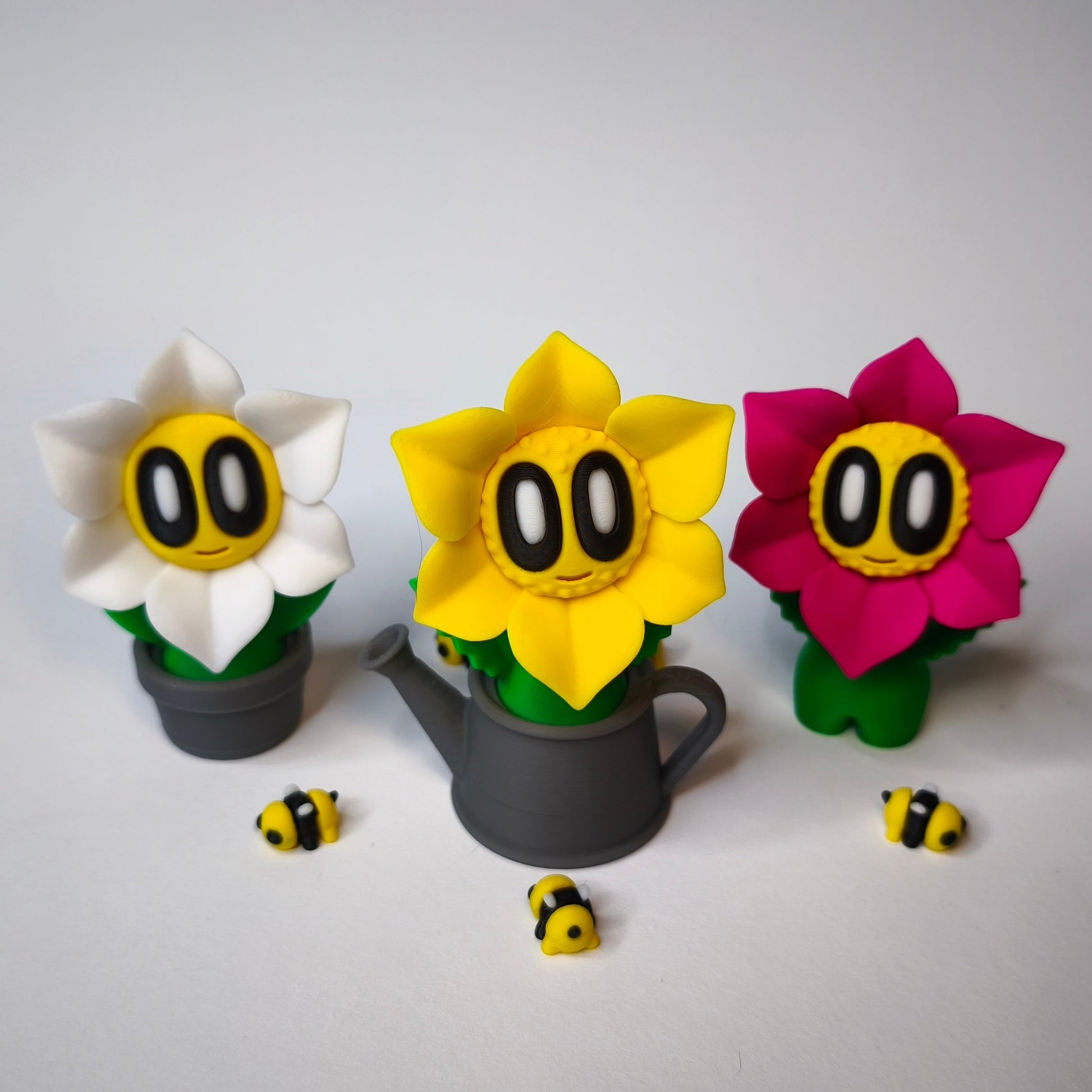 3D-gedruckte Blumen mit Gesicht als Dekofigur in verschiedenen Farben