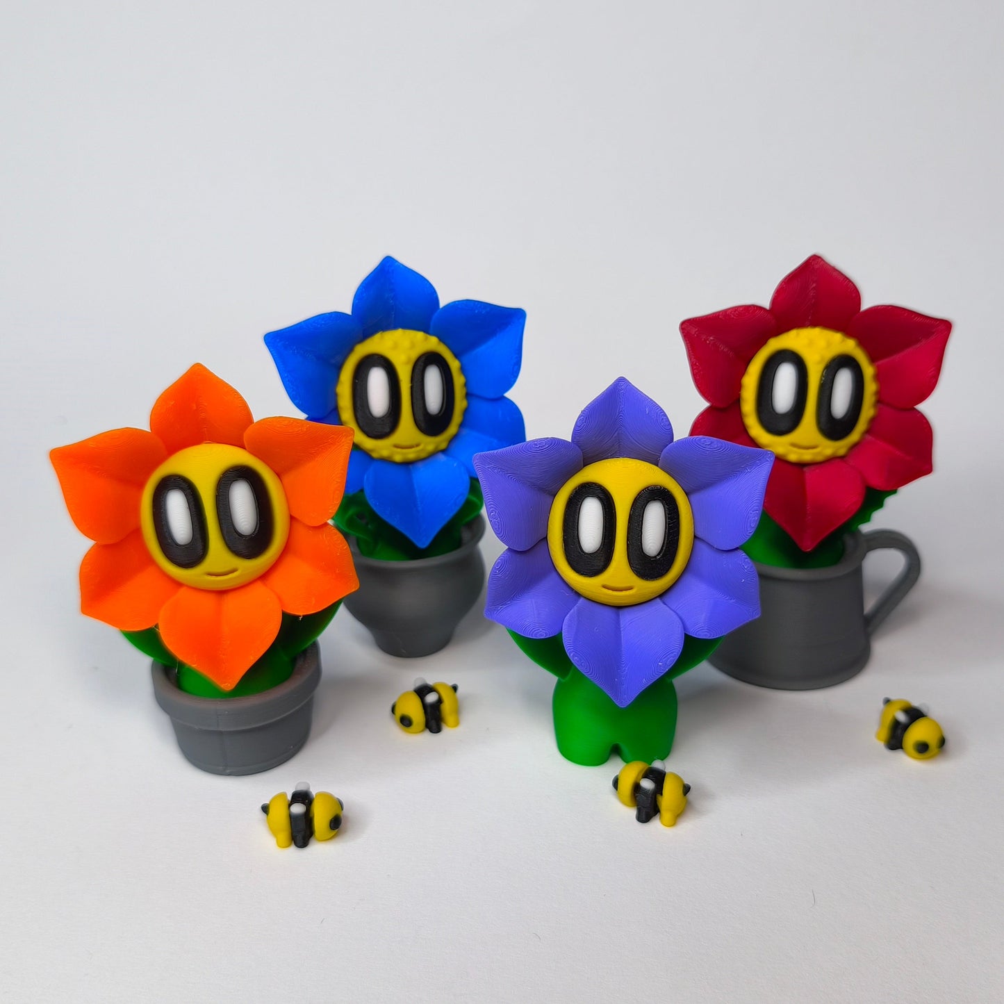 3D-gedruckte Blumen mit Gesicht als Dekofigur in verschiedenen Farben