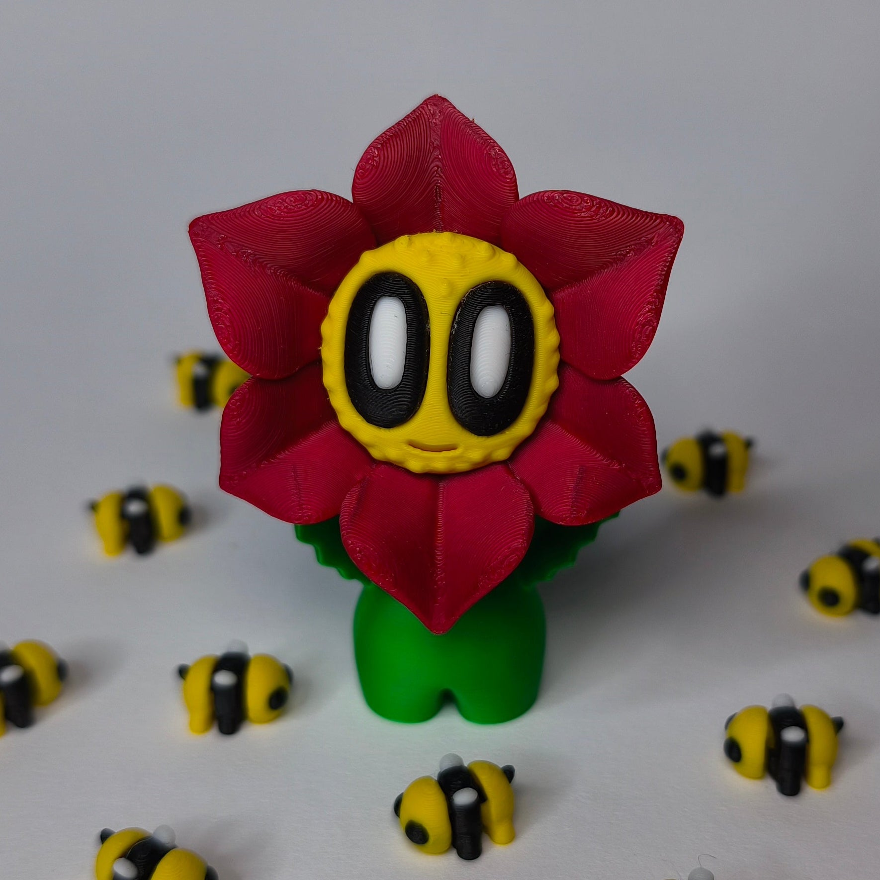 Rot 3D-gedruckte sternförmige Blume ‚Sternchen‘ mit Gesicht als Dekofigur in verschiedenen Farben