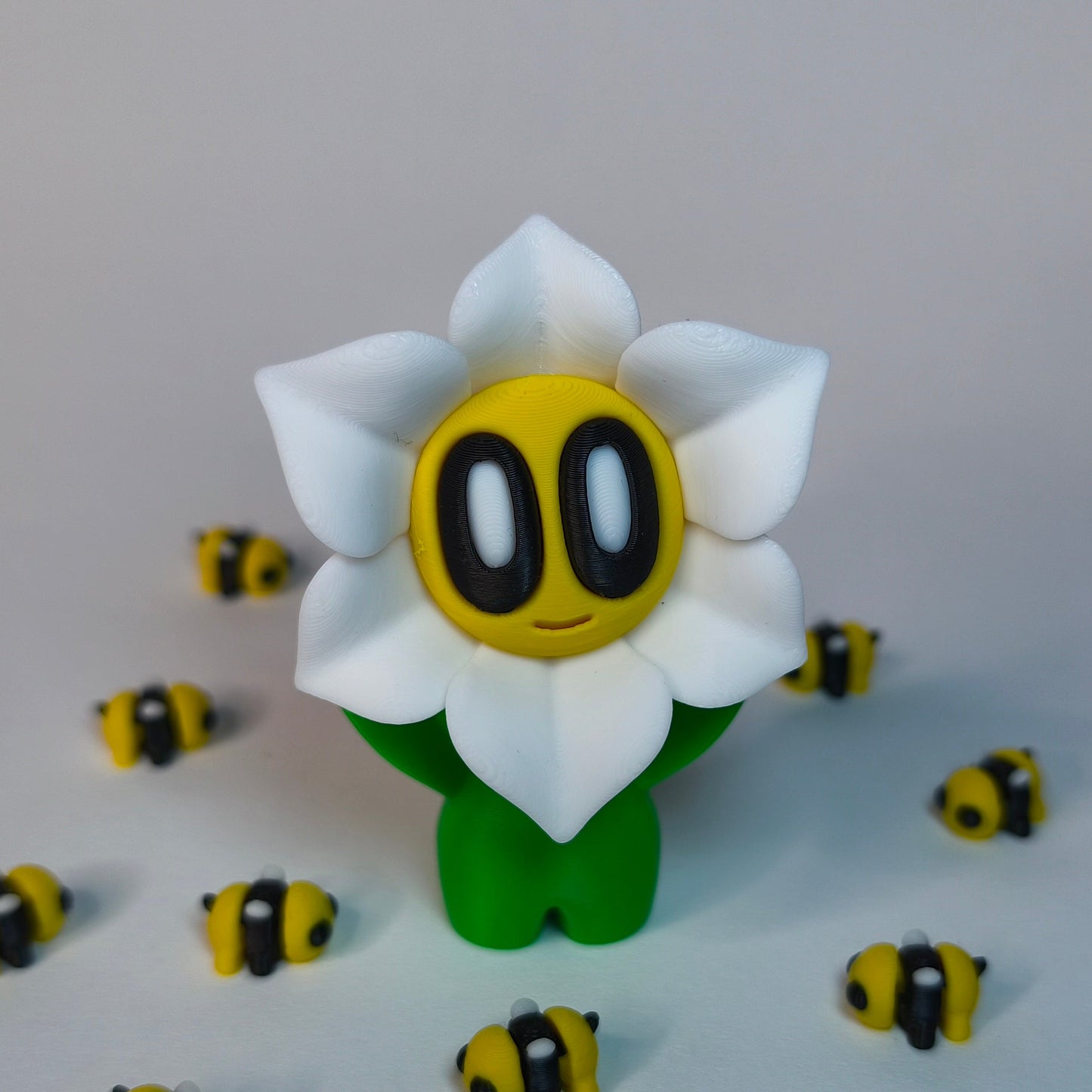 Weiß 3D-gedruckte sternförmige Blume ‚Sternchen‘ mit Gesicht als Dekofigur in verschiedenen Farben