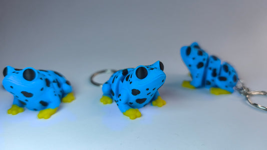 Sunfoot der blaue Flexi-Frosch Schlüsselanhänger mit gelben Füßen.