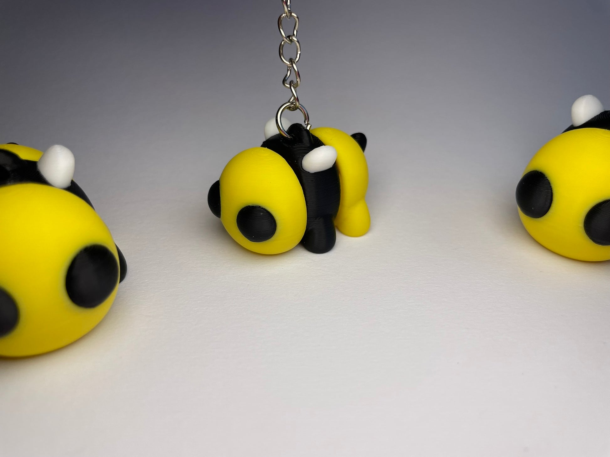 Kleiner 3D-Bienchen Schlüsselanhänger Tinchen – flexible Tierfigur in Gelb-Schwarz gemeinsam mit der größeren Mija