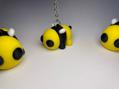 Kleiner 3D-Bienchen Schlüsselanhänger Tinchen – flexible Tierfigur in Gelb-Schwarz gemeinsam mit der größeren Mija