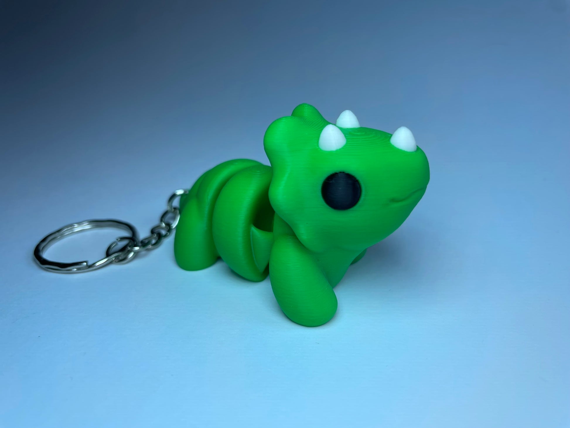 Tropsi – Triceratops-Schlüsselanhänger aus PLA, handgemacht im Allgäu von 3DruckAS, entworfen von Zou3D